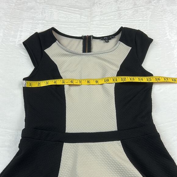 Sequin Hearts black and cream color block fit and flare dress, size 9 - Picture 5 of 9